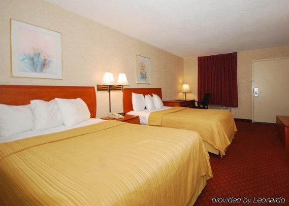 Greenville Inn & Suites Стая снимка