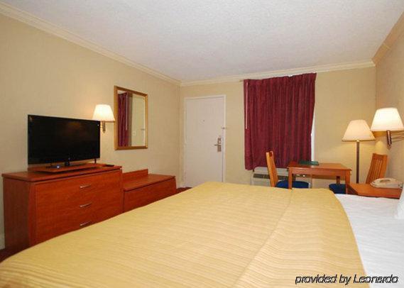 Greenville Inn & Suites Стая снимка