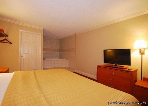 Greenville Inn & Suites Стая снимка