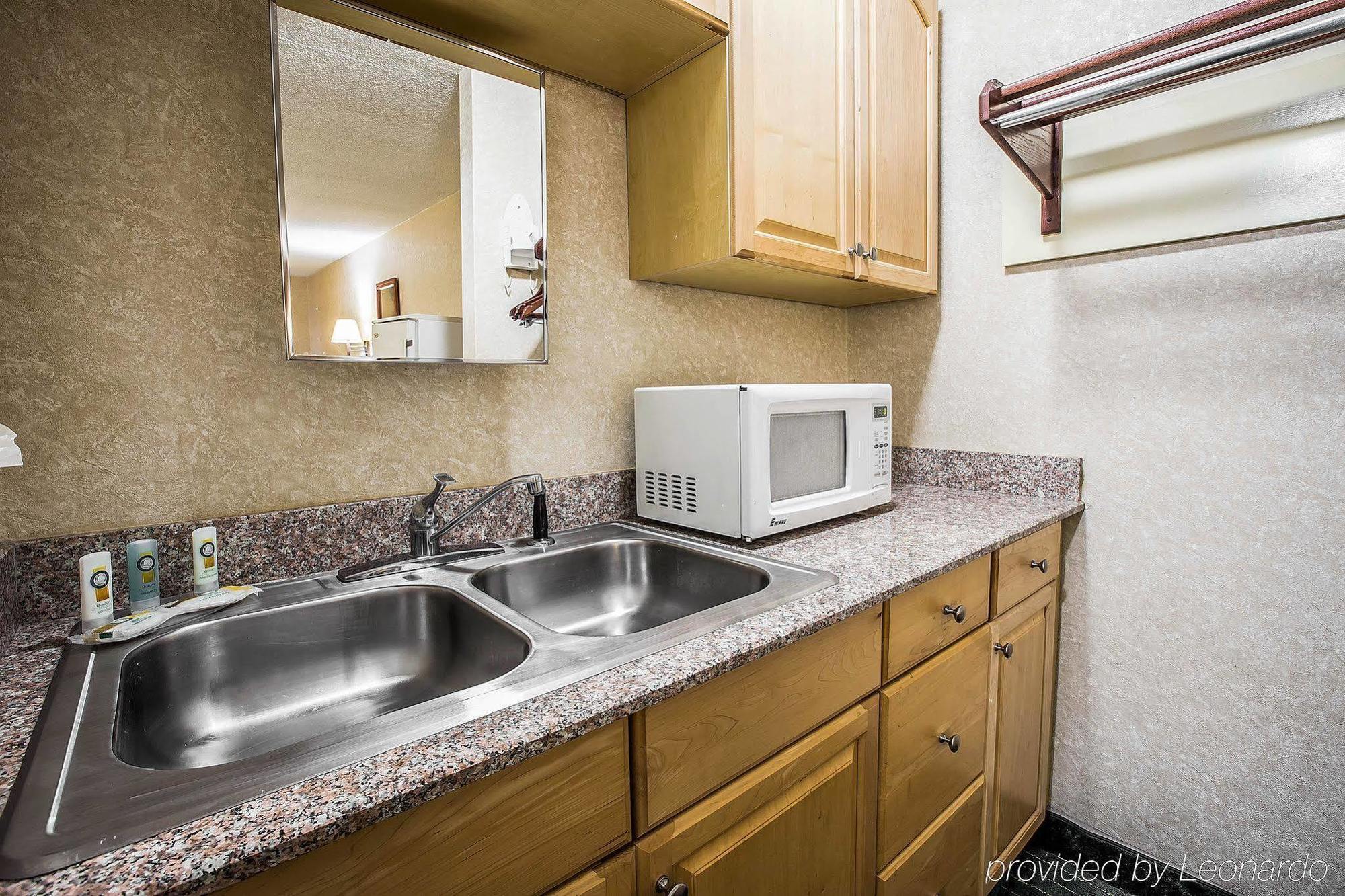 Greenville Inn & Suites Екстериор снимка