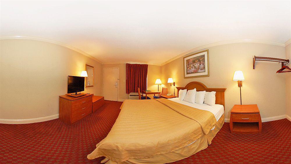 Greenville Inn & Suites Екстериор снимка